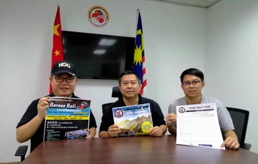 &ldquo;2020 巨型摩托车越野嘉年华&rdquo;新闻发布会，左起;许师鸣、马中友好协会副秘书长黄振隆和李泰慷展示巨型摩托越野骑行海报。