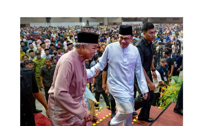 首相安华与副首相扎希出席联土局垦殖民日万人大集会。