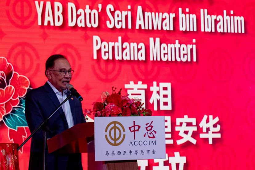 首相拿督斯里安华在中总新春午宴上致词。