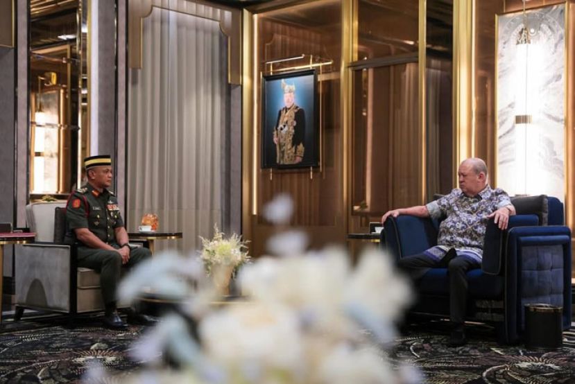 国家元首苏丹依布拉欣陛下接见新任陆军司令拿督阿兹汉上将。