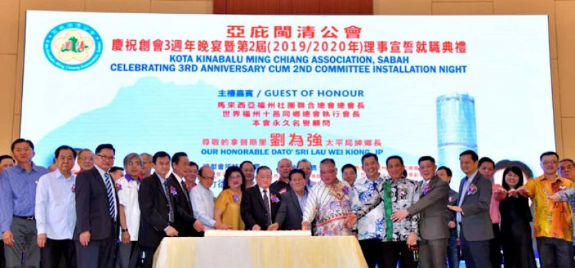  宾主共切记念蛋糕。