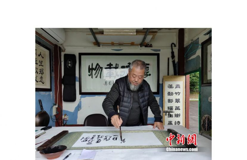 李百常年在几平方米的诗亭里写诗。