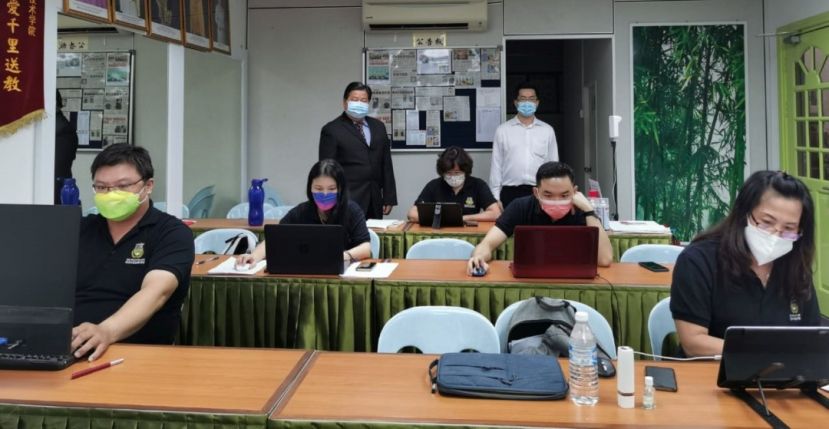  砂医总会长江宗兴（后排左）及亚洲诗巫中医技职学院主任江邦仲（右）巡视该院学生线上考试。