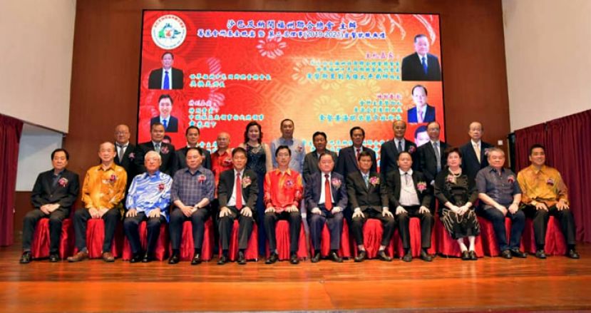  总会长拿督斯里刘为强太平局绅与嘉宾及新届理事合摄。