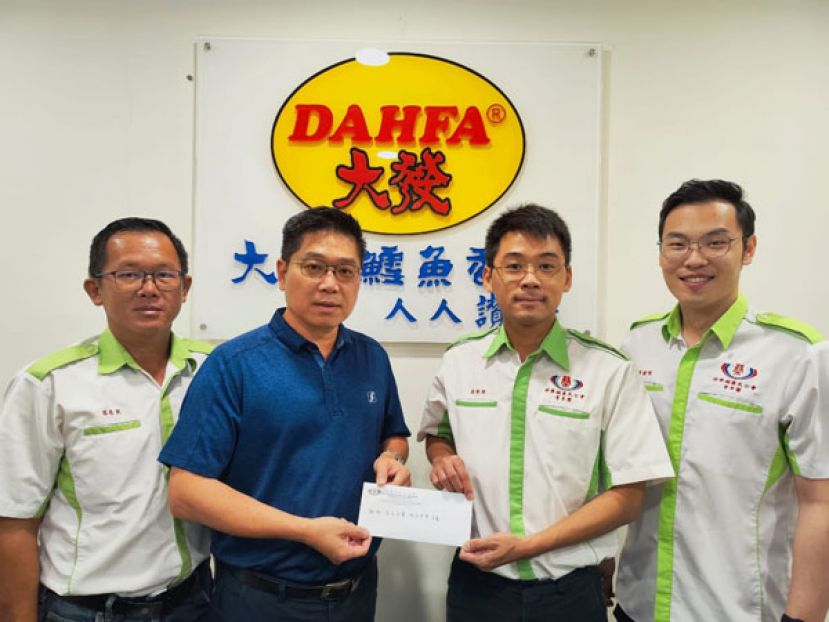 筹委主席蔡秉衡(右二)移交活动邀请函予蔡氏公会主席蔡岷谷(左二)。左一为砂蔡青团团长蔡春泉，右一为砂蔡青团秘书蔡健琛。