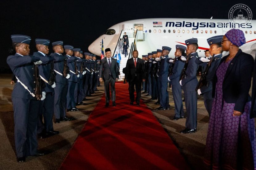 首相安华抵达约翰内斯堡机场，检阅仪仗队。