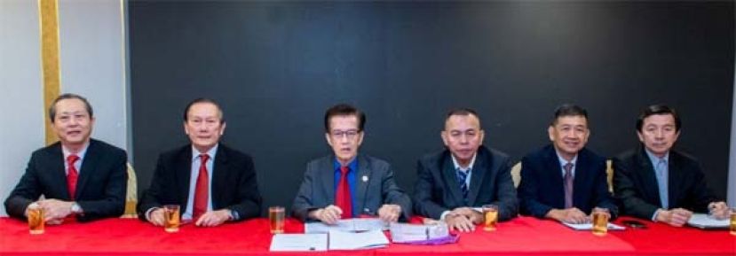 总会长本固鲁陈兴枝（左3起）筹委主席甲必丹林传政与筹委领导在主席台上。左起为甲必丹黄家全、本固鲁严安干；右起是黄乐平、刘贵梦。