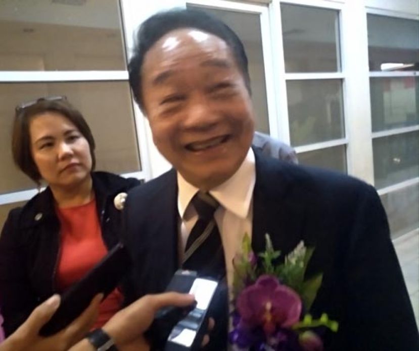 卸下部长职的拿督斯里黄顺舸向媒体发表谈话。