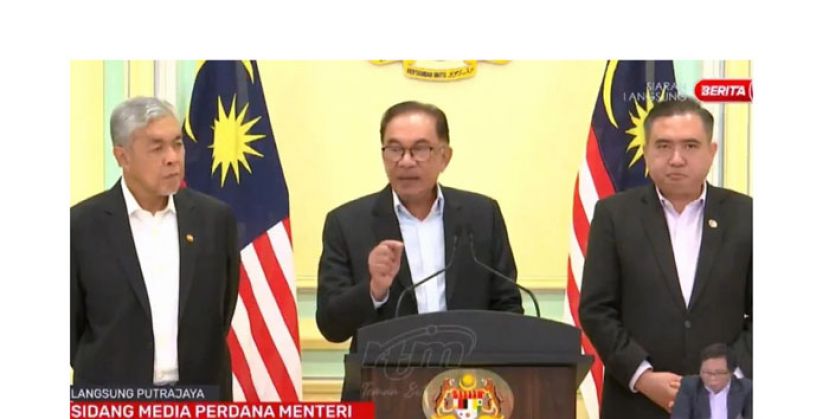 首相安华(中)召开记者会。