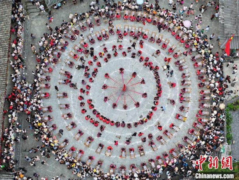在广西桂林市龙胜各族自治县龙脊镇大寨村，红瑶妇女在晒衣节上展示国家级非物质文化遗产(红瑶)服饰制作技艺。