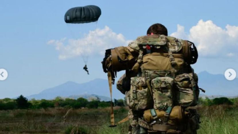 美军一架F-15E战机坠毁伊朗後，空军出动伞降特种部队进行搜救。