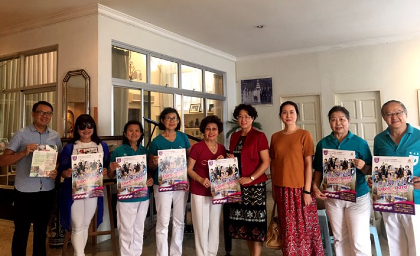 众人于新闻发布会上合影，左五起为大会主席拿汀阿玛黄彭玉莲、中国驻古晋总领事夫人高翠莲及中国驻古晋总领馆蒋盈领事等人。