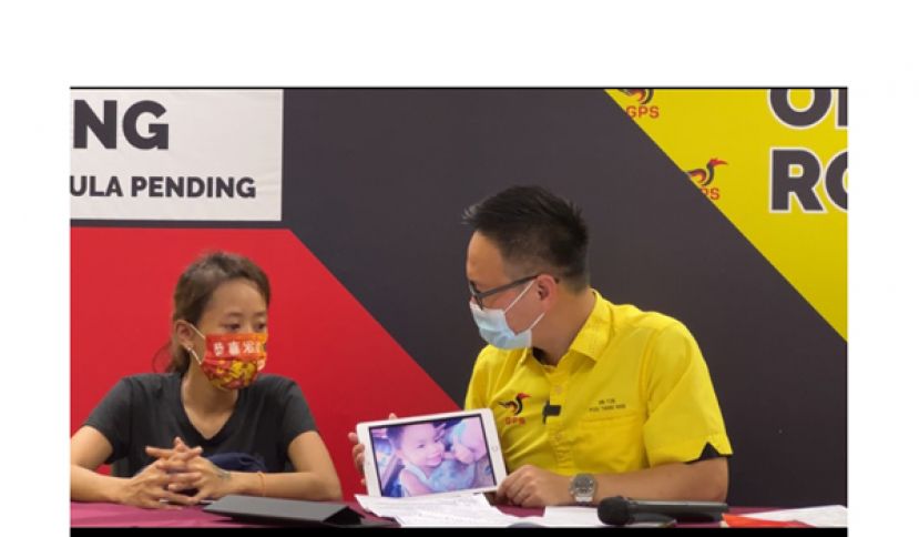 男童母亲郑嘉慧（左）及砂人联党青年团秘书长符祥威（右）展开新闻发布会寻找失踪男童。