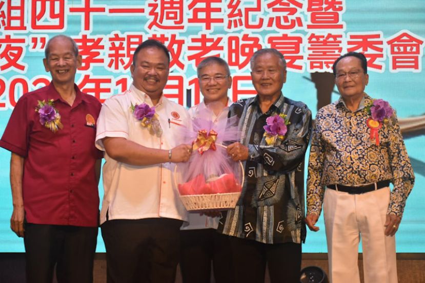 在会长杨娘坤（左三）陪同下，庆典筹委会主席杨子然（左二）赠送水果礼篮予名誉会长拿督杨昆贤（右二）左一为名誉会长杨谦俊，右一为名誉会长杨顺庆。