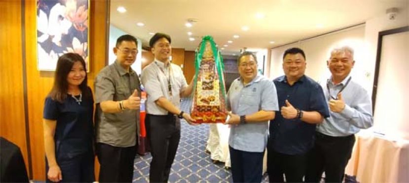 古晋南市市长拿督黄鸿圣（右三）颁发幸运抽奖礼篮予古晋新闻从业员协会主席张德伟时影。左一为万能万字高级副总裁洪碧銮、执行副总裁兼集团商务总执行长拿督陈志辉；右一为万能万字有限公司东马区副总裁刘其全以及副总裁（企业资讯予客户）洞察主管吴星锦。