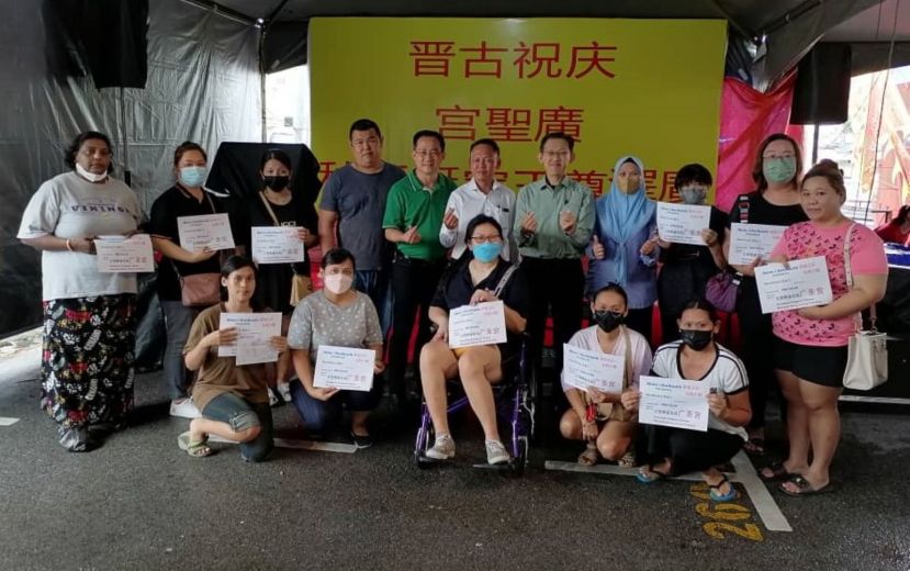 社险砂局长陈邦正（左6起）与薛华东在辉盛花园广圣宫资助12名弱势单亲妈妈投保家庭主妇保险仪式与受惠者合影；右4起为该宫副主席刘善通、主席林志雄等人。