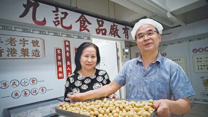 夫妇俩一同打拼，每粒鱼蛋都是他们的心血。