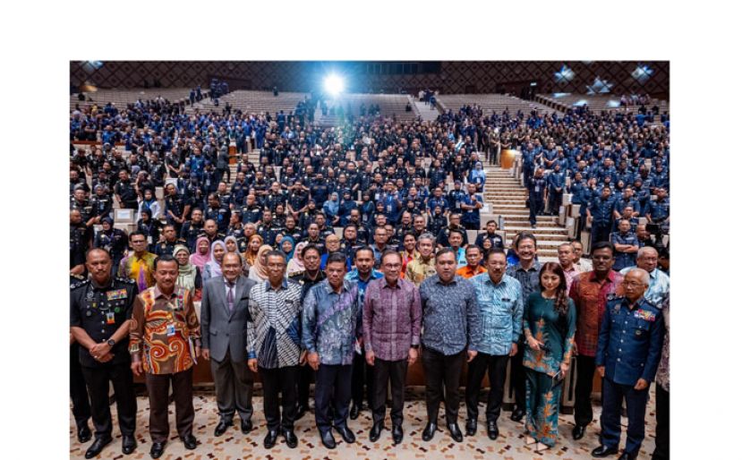 首相安华与执法机构交流会后合影。