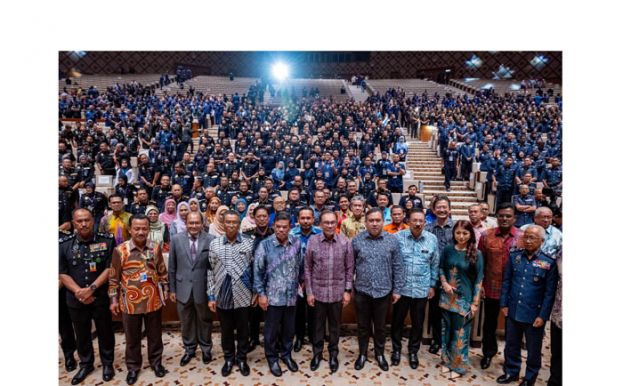 首相安华与执法机构交流会后合影。