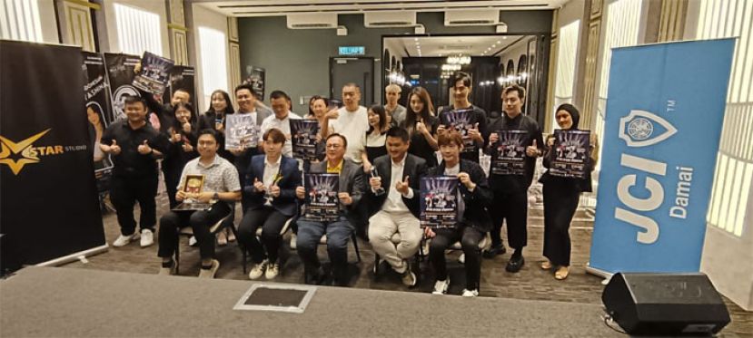 《BE A STAR》 Kpop 舞蹈演唱会比赛新闻发布会主宾巴都吉当区州议员拿督罗克强（前排左三丶三）与所有活动赞助人与合作伙伴合影留念，前排右起为活动总赞助商东娱传媒创办人黄威铨及古晋达迈国际青年商会会长张永聪，左起为Borneo Sonic音乐节主办方区福源及《BE A STAR》Kpop 舞蹈演唱会比赛筹委会主席邓嘉宝。