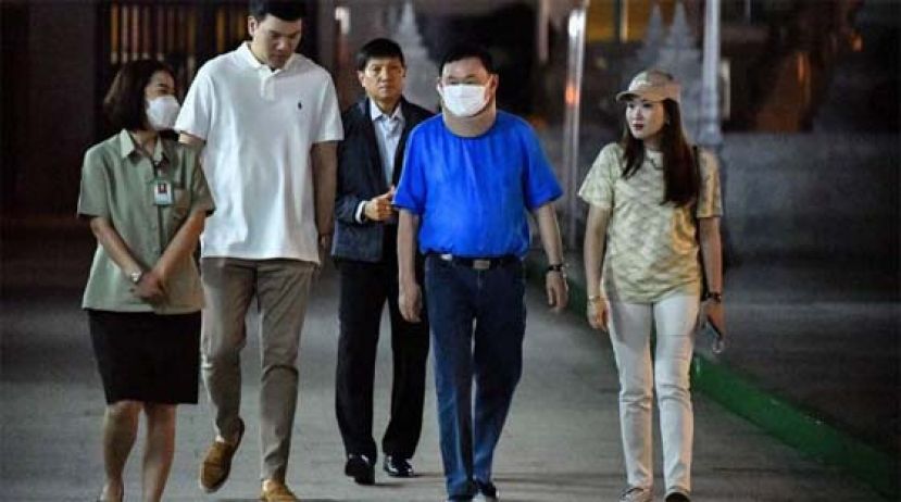 他信假释后首次公开露面。