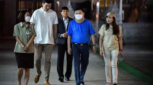 他信假释后首次公开露面。