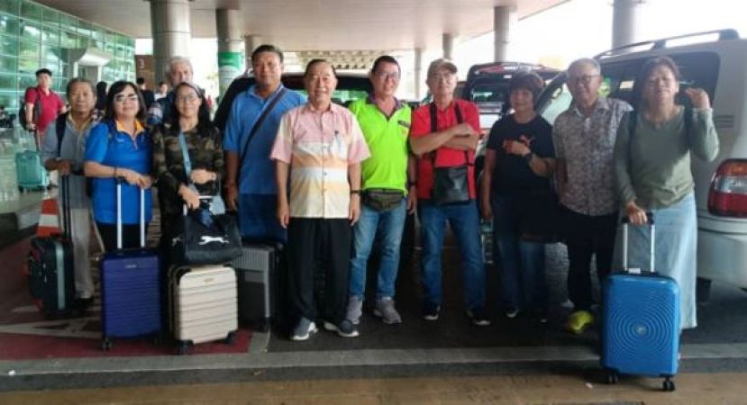 紫卯阁阁长温燕清（左5）在古晋机场迎接沙巴济和善社代表团与龙华神笔钟金瑞（左六）；右2为济兴善社社长陈瑞兴等人。
