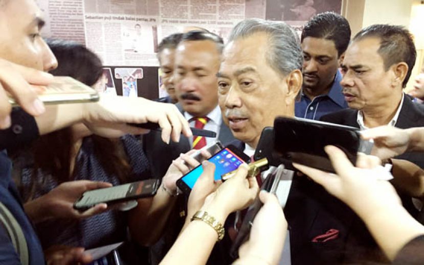 内政部长丹斯里慕尤丁在古晋向媒体发表谈话。