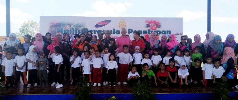 美里儿童火患安全意识闭幕礼上，拿督陈超耀、刘保祥与参加者合摄。