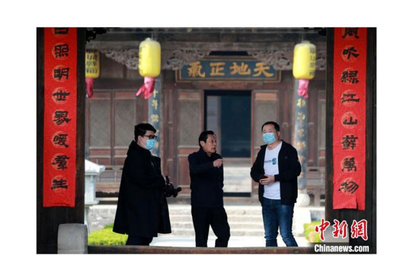 樊庆斌与工作人员聊天。
