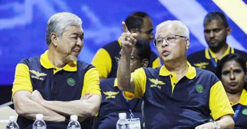 ●阿末扎希（左）和依斯迈沙比里(右)出席国大党先锋队推介大会。