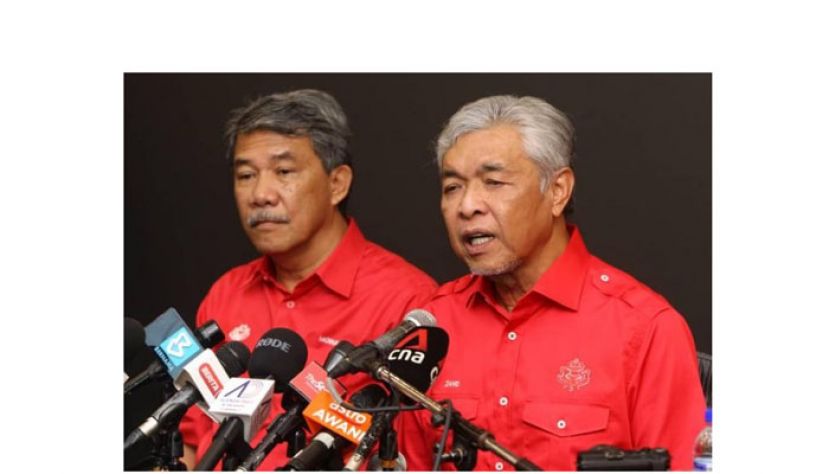 拿督斯里阿末扎希(右)向媒体发表谈话，左为莫哈末哈山。