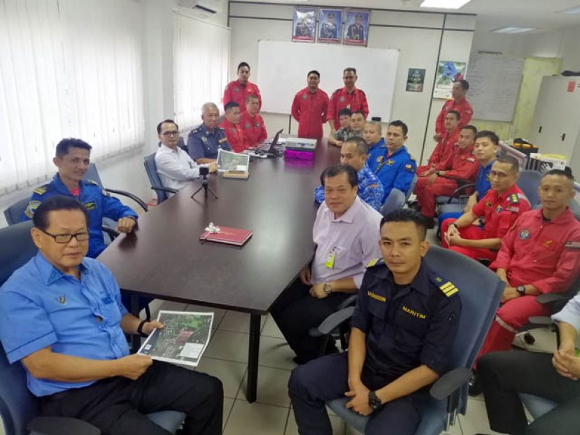 李景胜与各拯救单位长官摄于会议上。