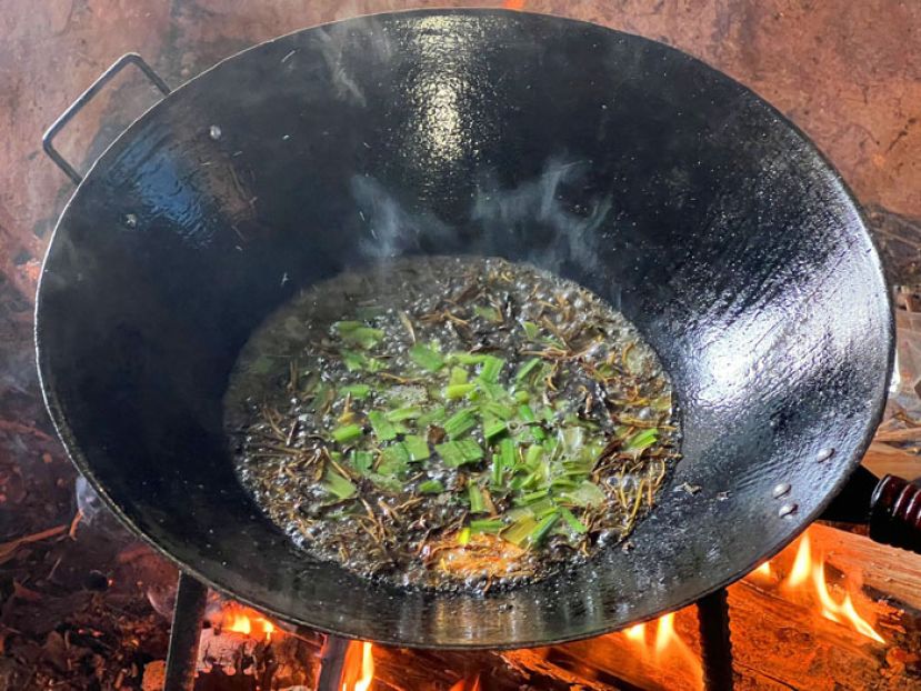 湖北恩施土家族苗族自治州来凤县百福司镇，一锅以粗茶、猪油、旺火熬制而成的油茶汤。