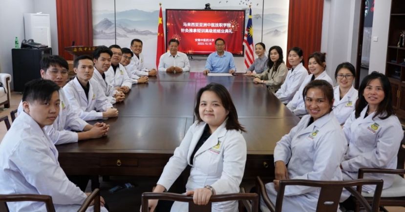 江宗兴（中左）率砂医总学员与安徽中医药大学国际教育院长周亚东（中右）进行交流