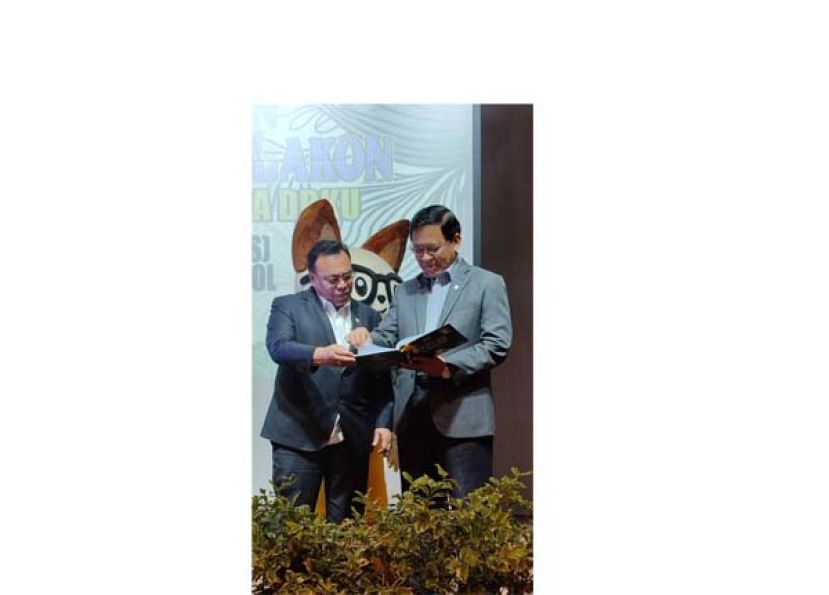 砂拉越公用事业及通讯部副部长拿督阿都拉曼朱乃迪（右）和古晋北市市长希尔米（左）在推展《诗剧集锦》书籍后的合影。