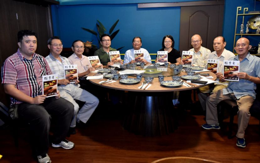 左一起;为砂文化研究学会副秘书李永财、财政张光福、副会长孙春富、秘书王运才博士、会长拿督邓伦奇、理事何俐萍、理事李福安、副会长黄纪晓、&ldquo;探索者&rdquo;编辑委员田招炎。