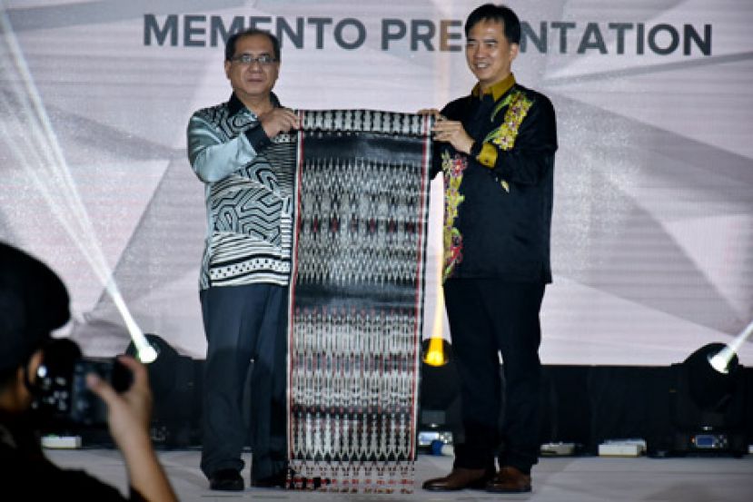 第二届的东盟东部成长区艺术文化节主席许赞麒（右）赠送纪念品予砂州务秘书拿督贾翁（左）。