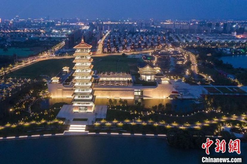 航拍夜色中的中国大运河博物馆。