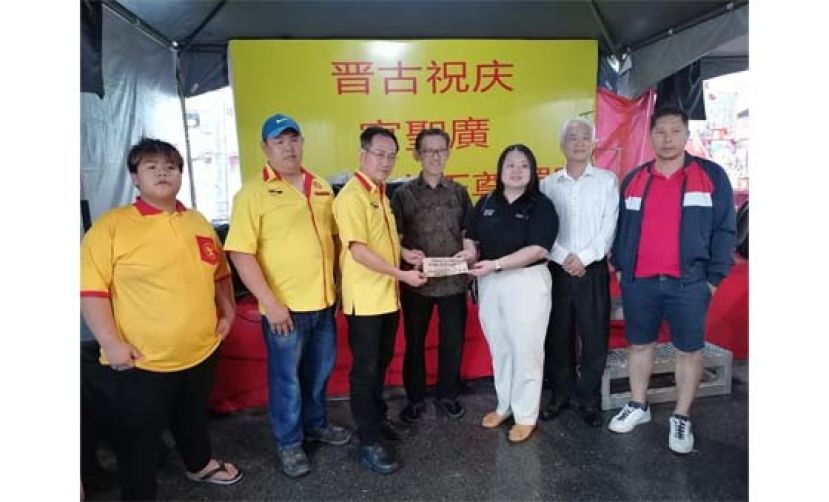 辉盛花园广圣宫主席林志雄（左3起）在薛华东见证下移交善款予砂儿童癌症协会代表温小英；右起为甲必丹陈君义、本固鲁田新华；左起是钟胜权、副主席刘善通。