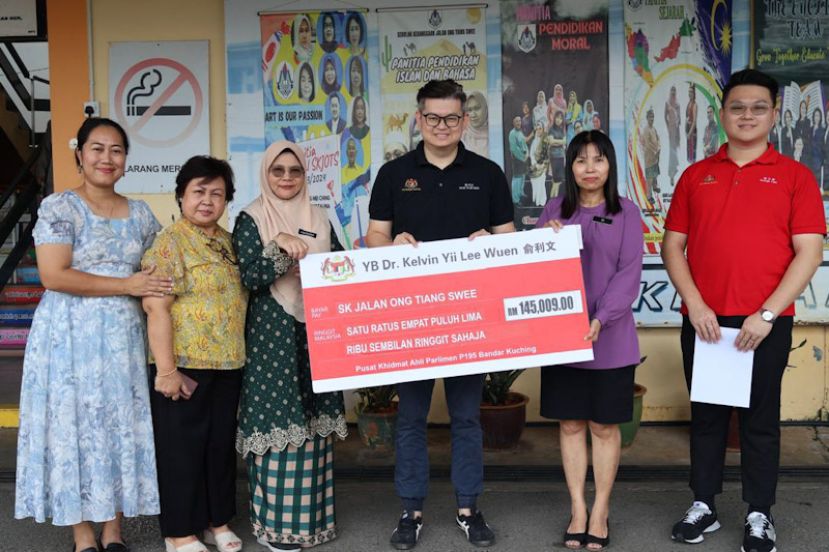 古晋市国会议员俞利文移交14万5009令吉选区拨款。