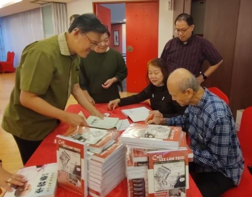 丹斯里李霖泰在李霖泰传记：关心民瘼，为国为民》新书分享及签书会一摄。