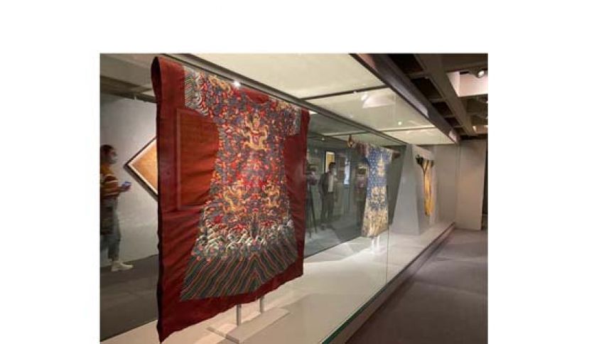 庆祝六十大寿，当然要展出以&ldquo;寿&rdquo;为主题的艺术品。是次重点展品之一，是升雯阁收藏属于乾隆未完成的&ldquo;酱色绸绣十二章纹吉服袍料&rdquo;。