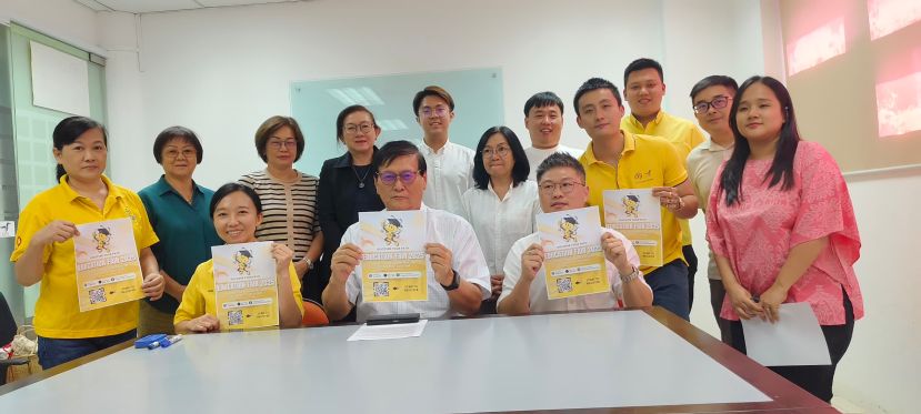 工委会成员展示宣传海报时影。