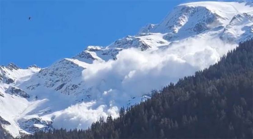 阿尔卑斯山的最高峰勃朗峰附近发生雪崩。