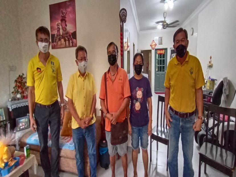 沈桂贤与蓝丁铨夫妇合影，左是砂首长署政治秘书陈开，右为石角支部代主席林亚德。