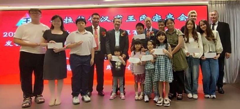 颁发会员子女学优奖励金与王总大学辅助金的得奖者，和嘉宾们合影。