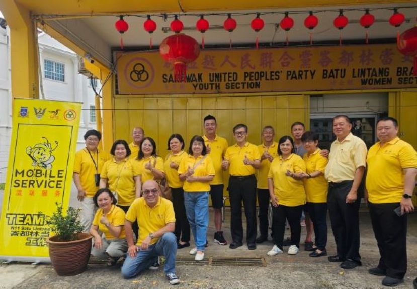  薛华东（中）率领东哥团队为民服务。