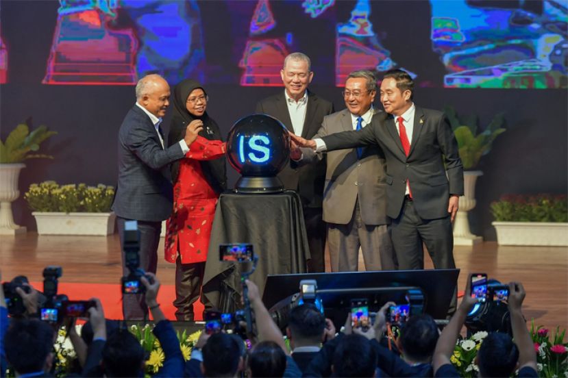 副首相拿督斯里法迪拉（中）为2024年地方政府大会开幕。