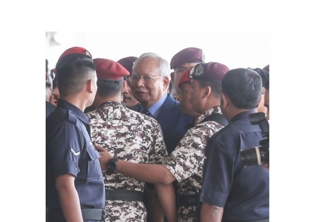 拿督斯里纳吉离开法庭时摄。